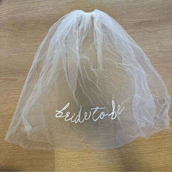 SHEIN Accessories - 5 for $25 SHEIN Bridal 'Bride to Be' White Tulle Veil